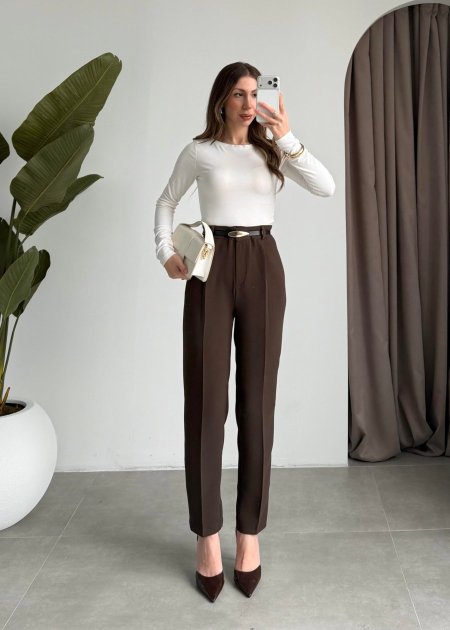 بنطلون مع حزام جلد