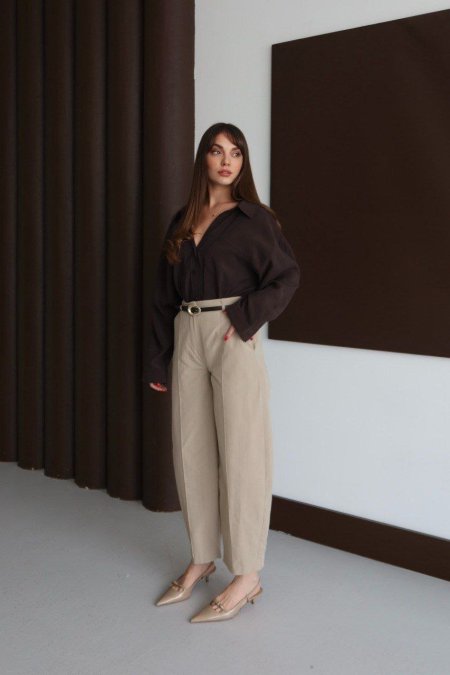 بنطلون مع حزام جلد