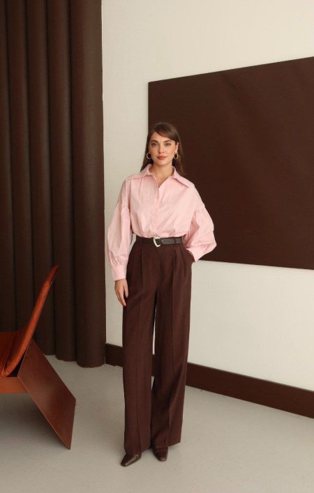 بنطلون مع حزام جلد