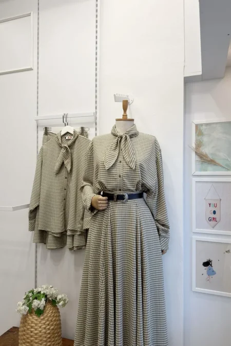 طقم تنورة وقميص مع فولار