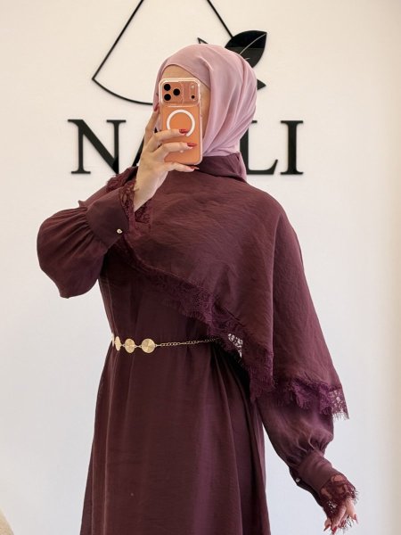 فستان مع دانتيل