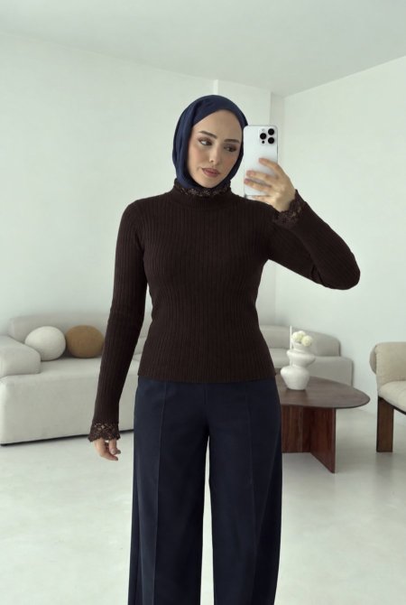 بلوزة بيسك مع دانتيل