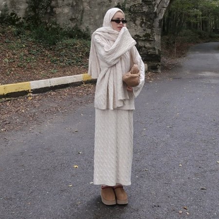 طقم تنورة مع سكارف عريض