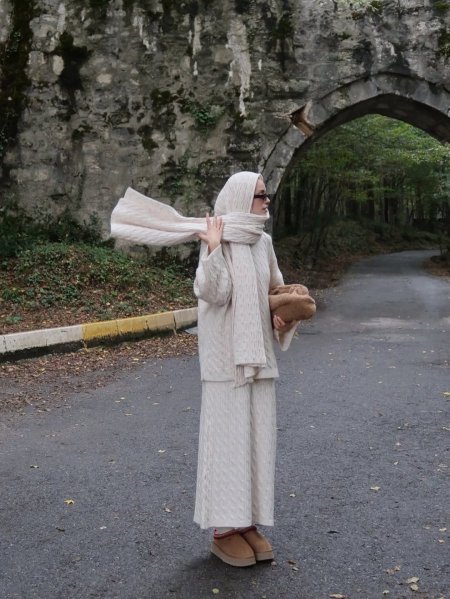 طقم تنورة مع سكارف عريض