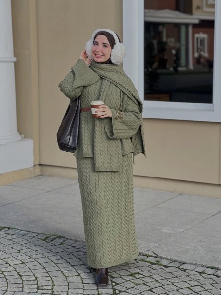 طقم تنورة مع سكارف