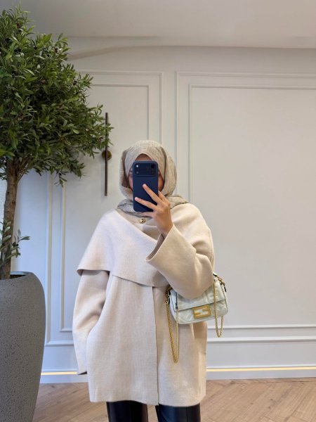 كاب مع سكارف