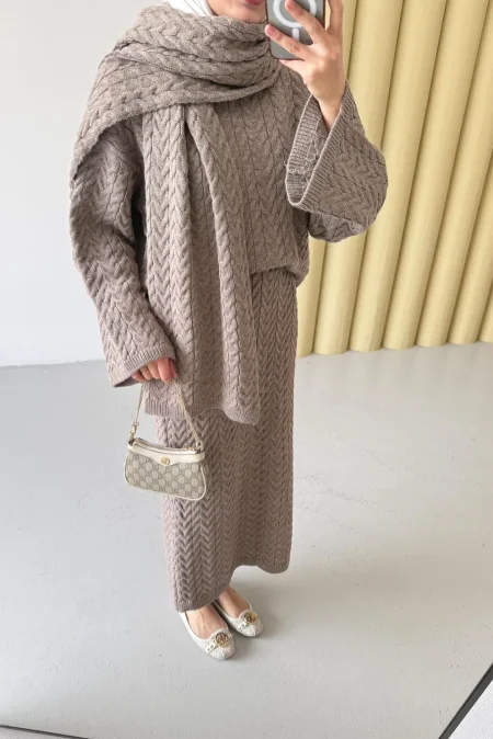 طقم تنورة مع سكارف